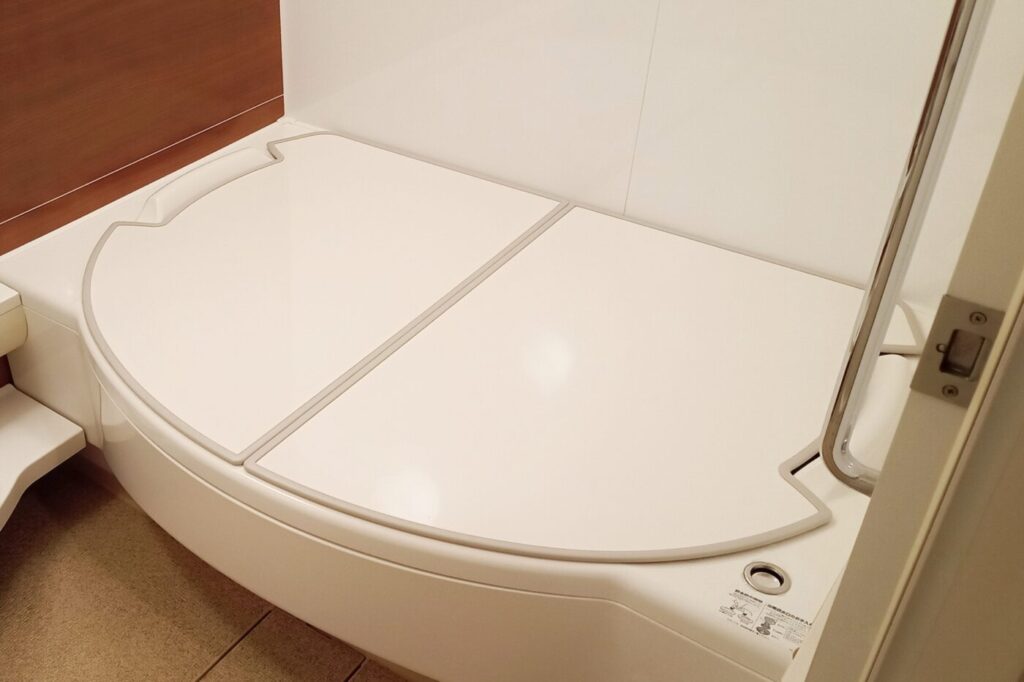 意外と知らない お風呂の蓋を簡単に掃除する方法を解説